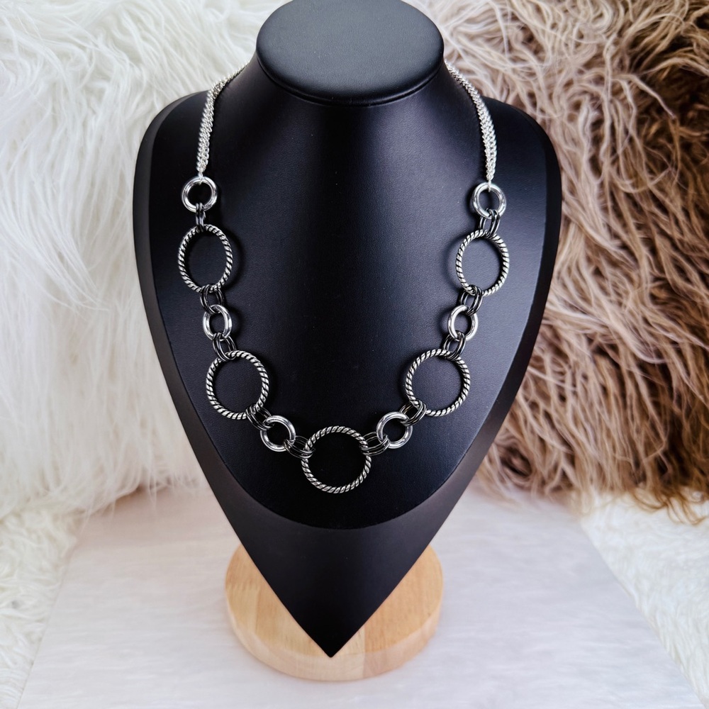 Black and Silvertone, chain-link lightweight Necklace - Picture 6 of 9